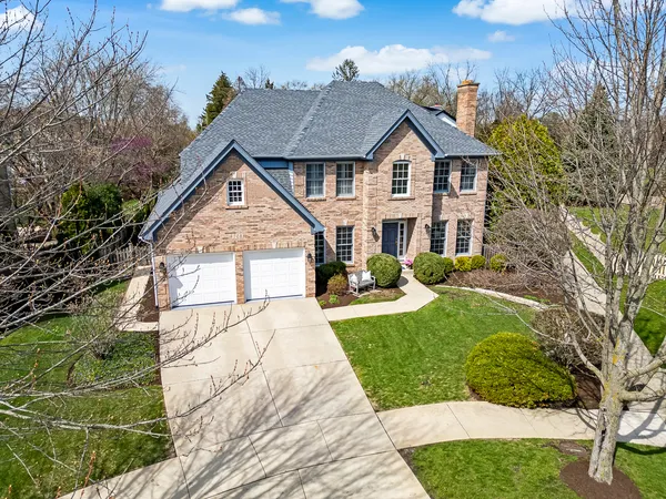 a view of entryway and kitchen