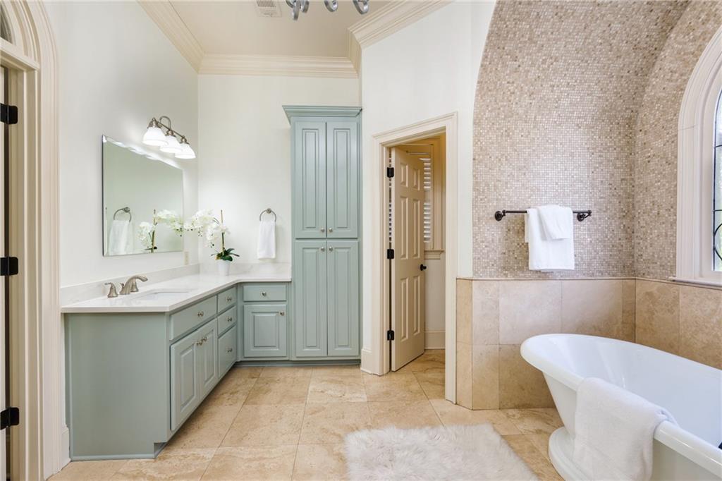 2760 Sugarloaf Club Drive Duluth, GA 30097 - Photo 32 of 67 a bathroom with a tub sink and mirror