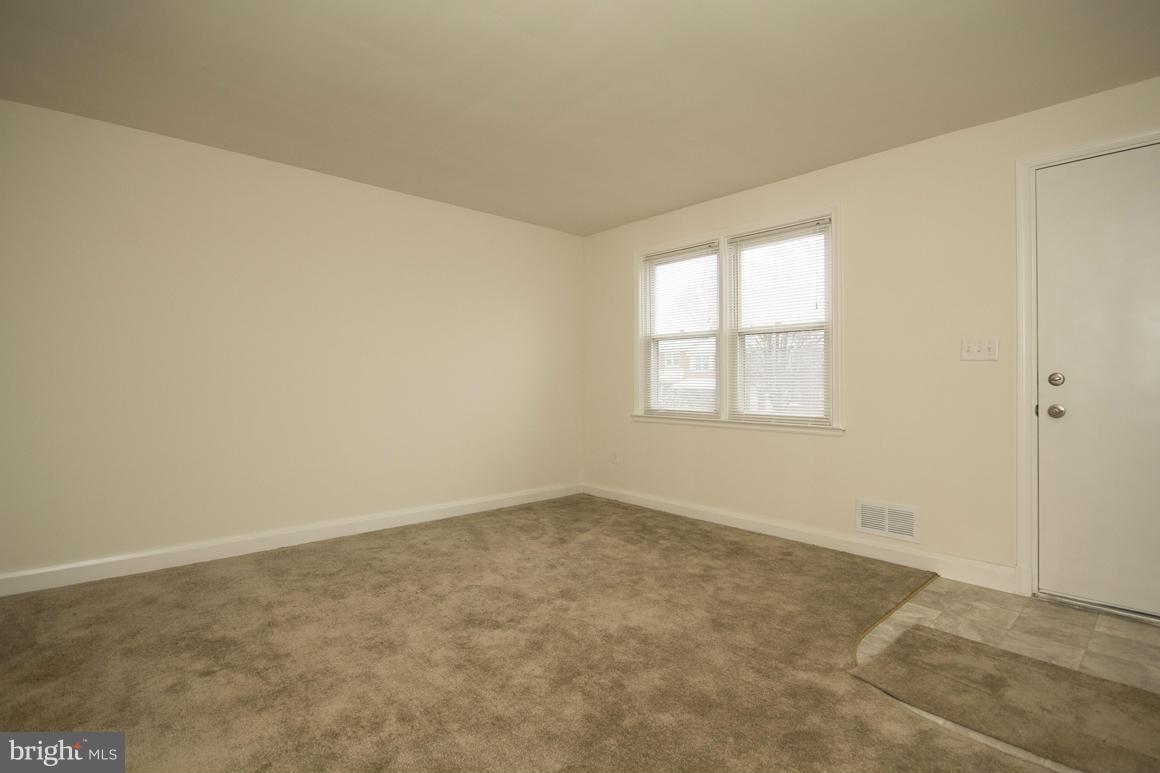 172 Cherrydell Road Catonsville, MD 21228 - Photo 5 of 26 Living Room