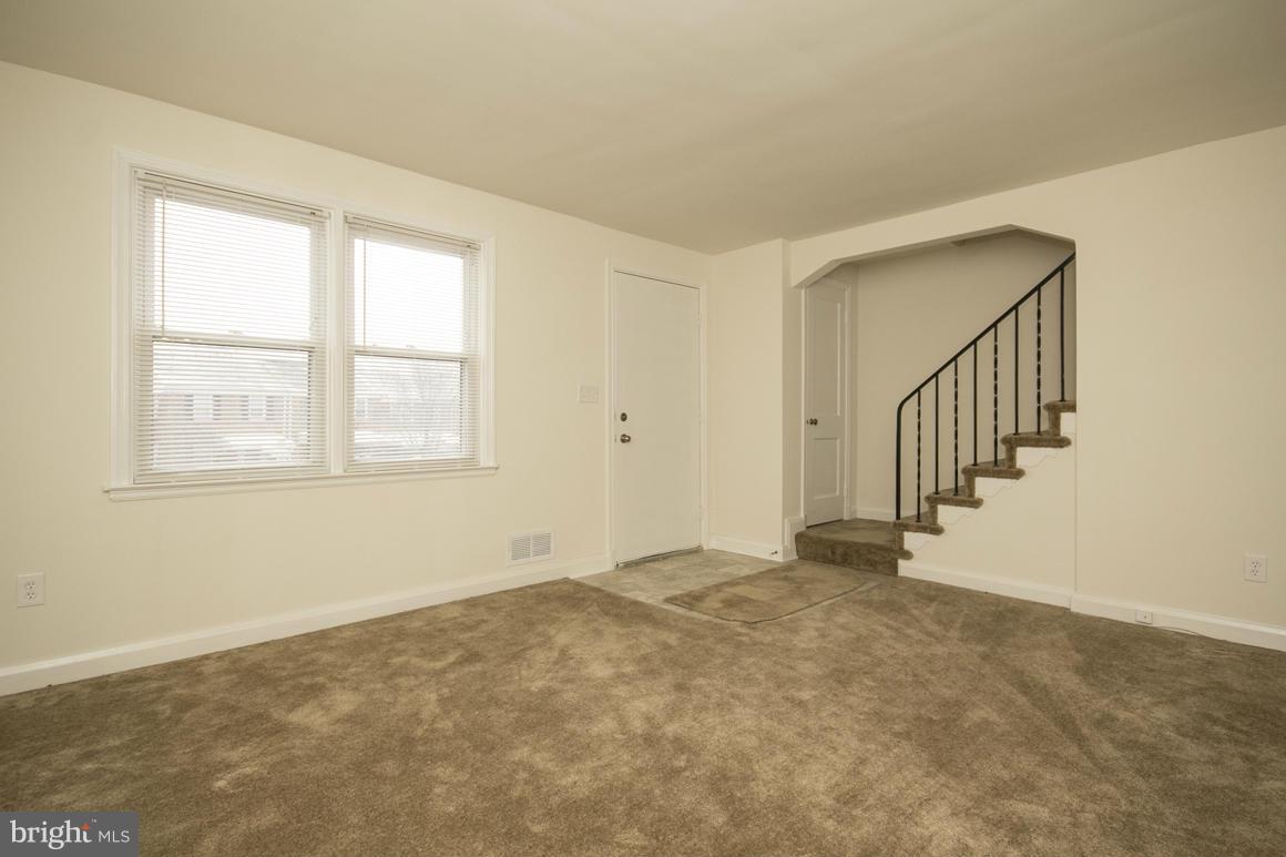 172 Cherrydell Road Catonsville, MD 21228 - Photo 6 of 26 Living Room