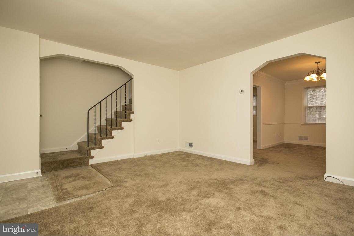 172 Cherrydell Road Catonsville, MD 21228 - Photo 7 of 26 Living Room