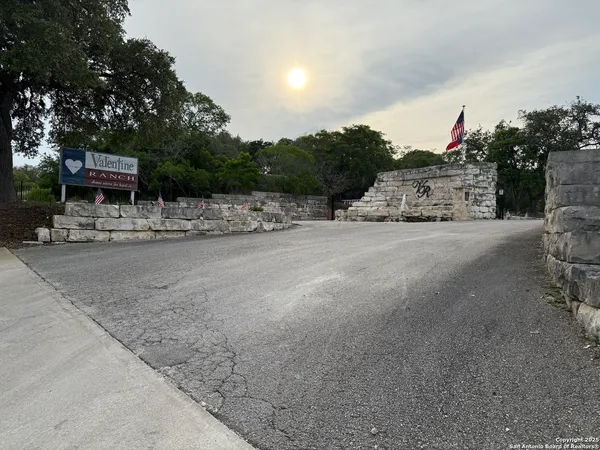 a view of a parking area