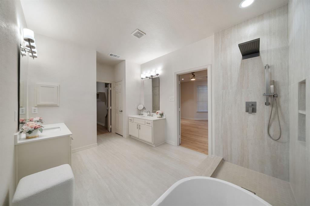 1005 Raspberry Lane DeSoto, TX 75115 - Photo 6 of 33 Master Bathroom