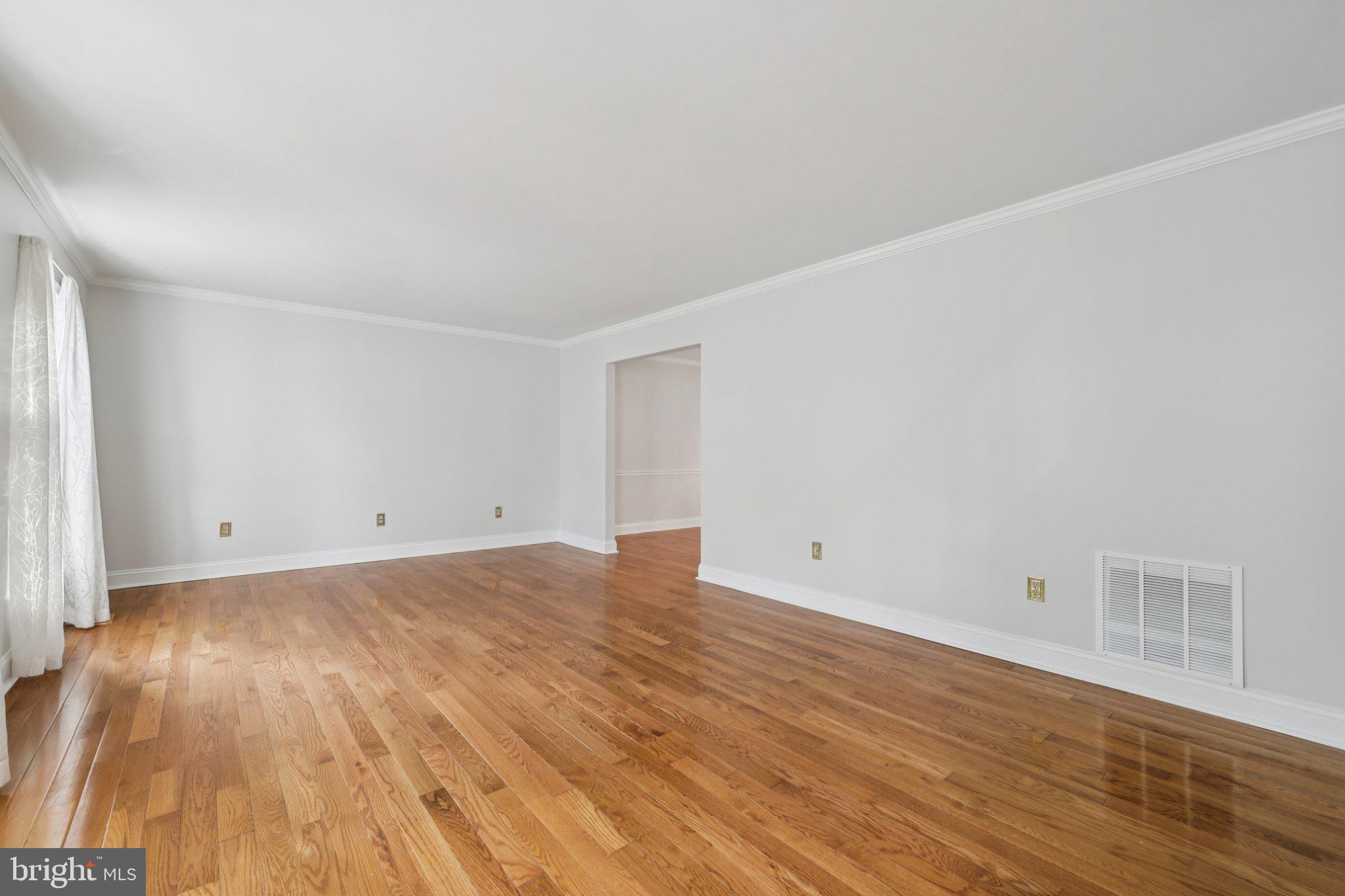 10700 Game Preserve Road Gaithersburg, MD 20879 - Photo 10 of 63 Living Room