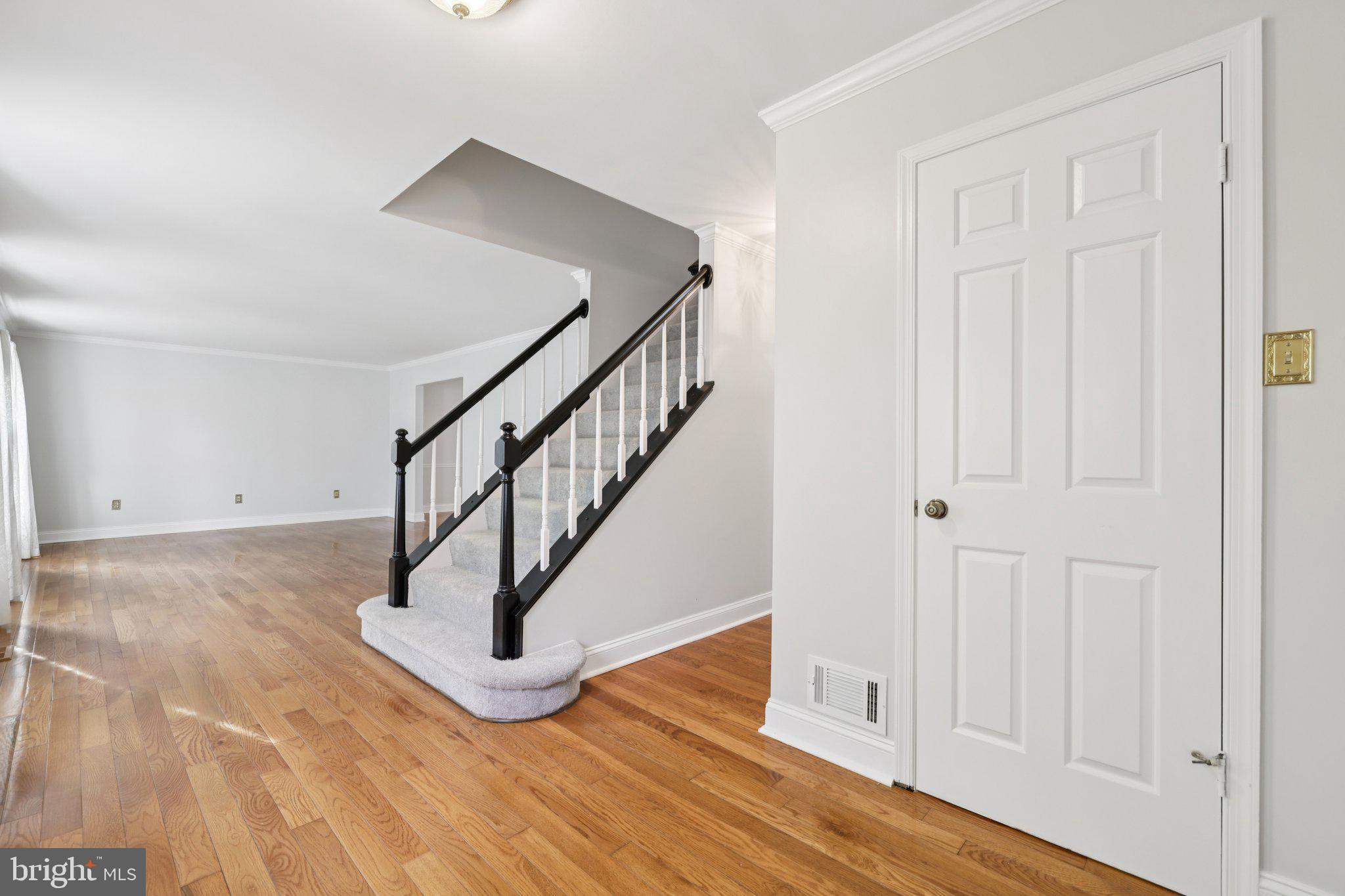 10700 Game Preserve Road Gaithersburg, MD 20879 - Photo 7 of 63 Bright and airy entryway with charm.