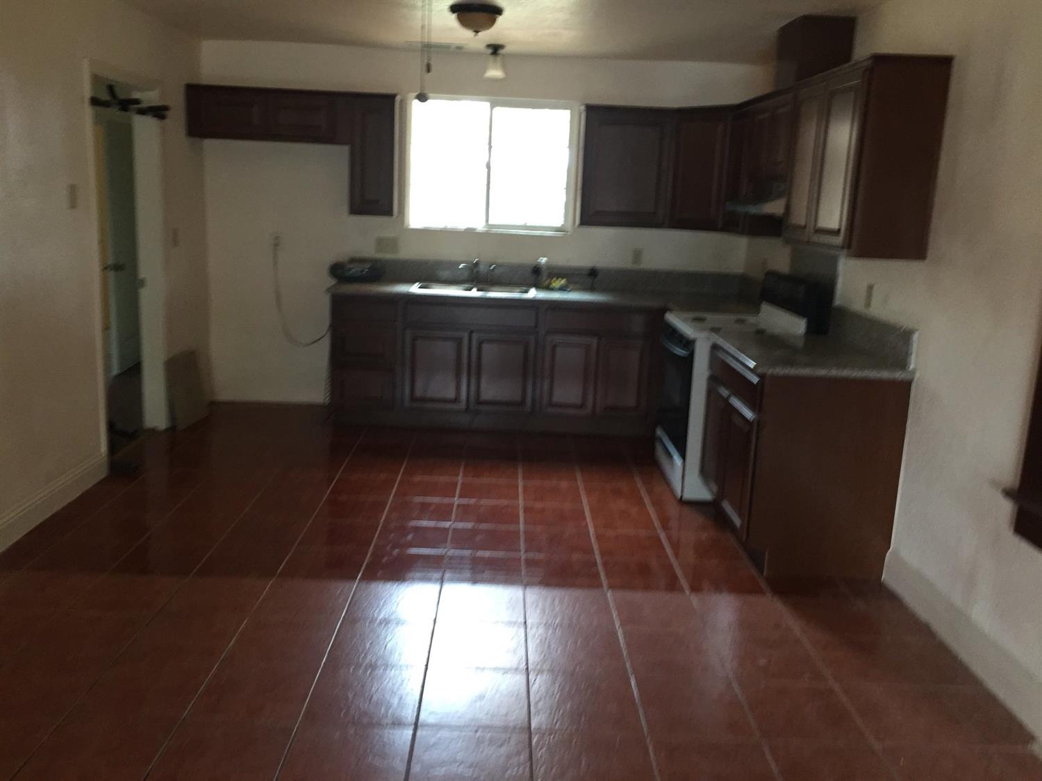 1434 F Street Reedley, CA 93654 - Photo 4 of 9