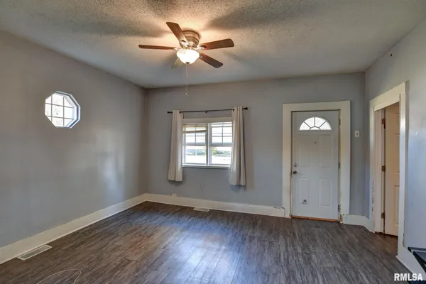 $64,900 | 517 North Pine Street, Taylorville, IL 62568