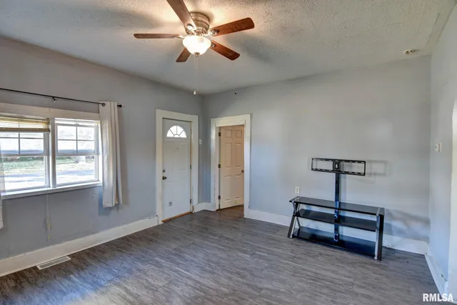 $64,900 | 517 North Pine Street, Taylorville, IL 62568