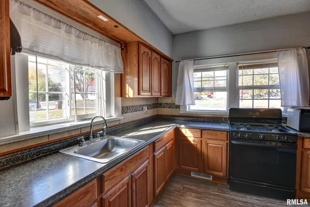 $64,900 | 517 North Pine Street, Taylorville, IL 62568