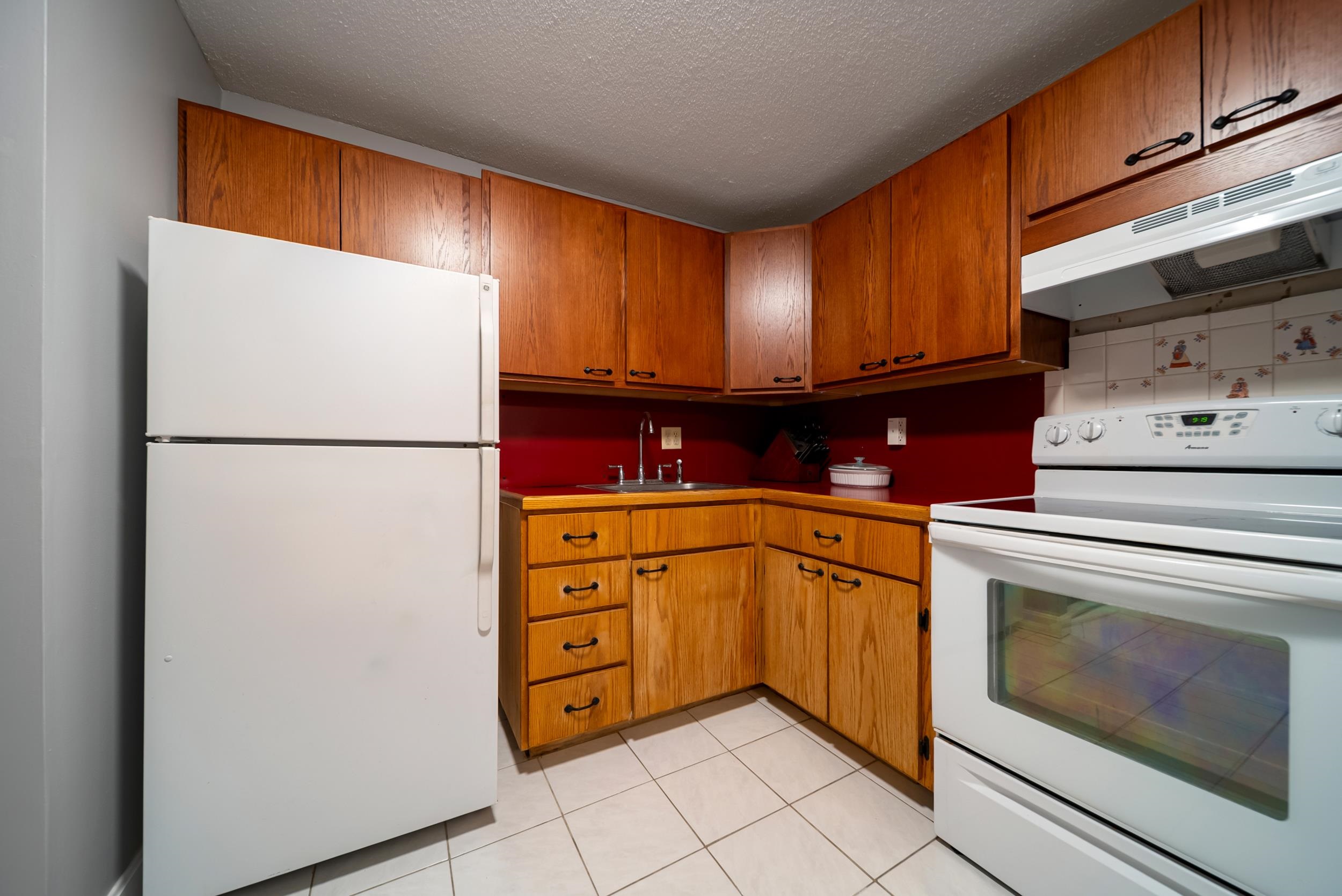12 R English Village Road, Unit 102 Manchester, NH 03102 - Photo 2 of 23 Gallery Image 2