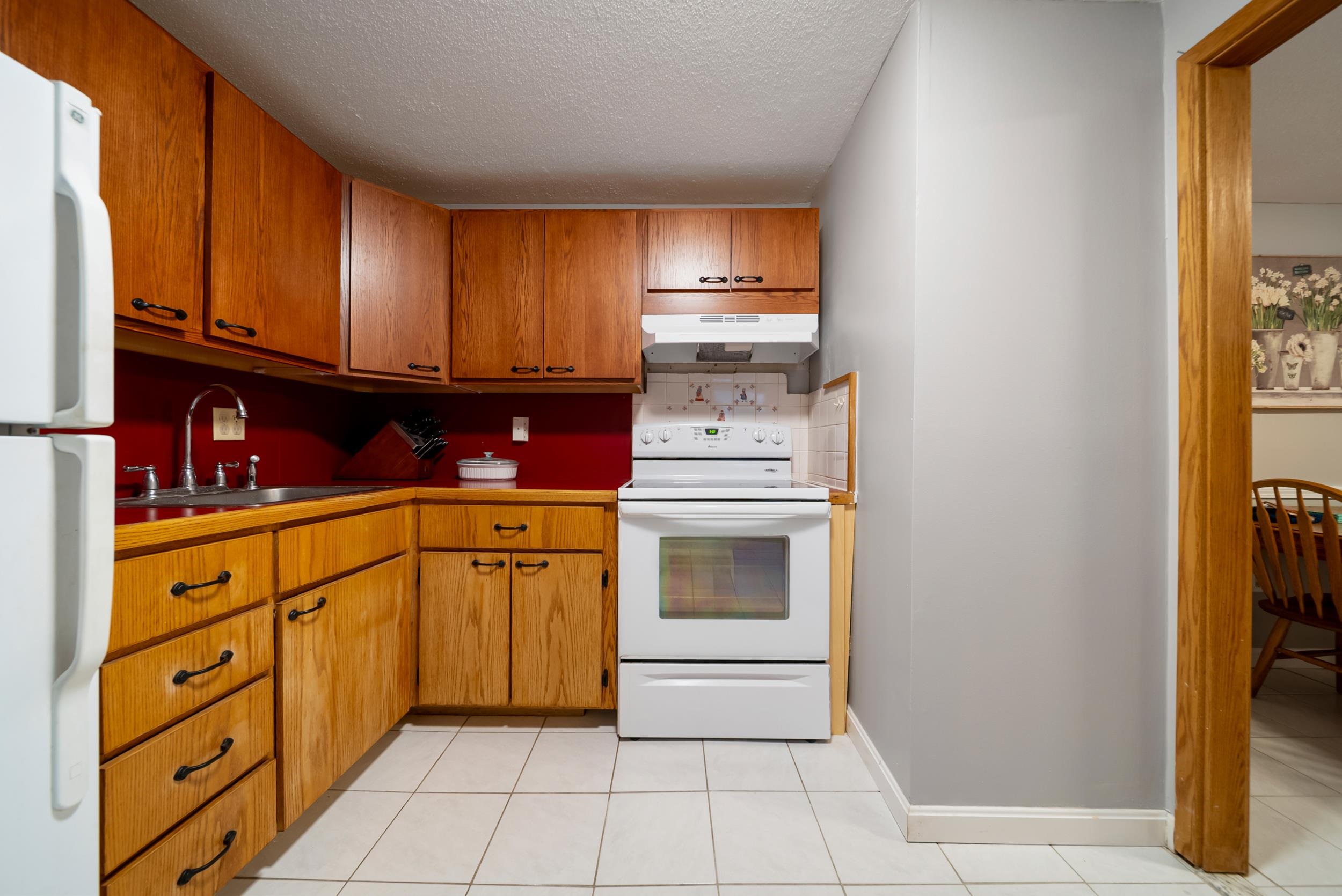 12 R English Village Road, Unit 102 Manchester, NH 03102 - Photo 4 of 23 Gallery Image 4