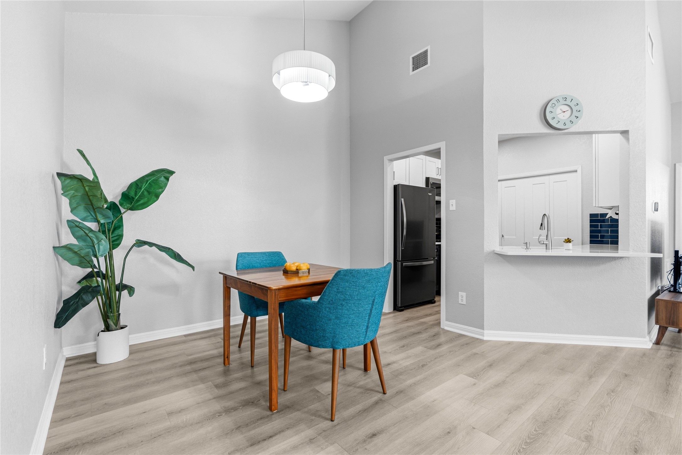 6501 Brush Country Road, Unit 137 Austin, TX 78749 - Photo 11 of 34 a living room with furniture and a potted plant