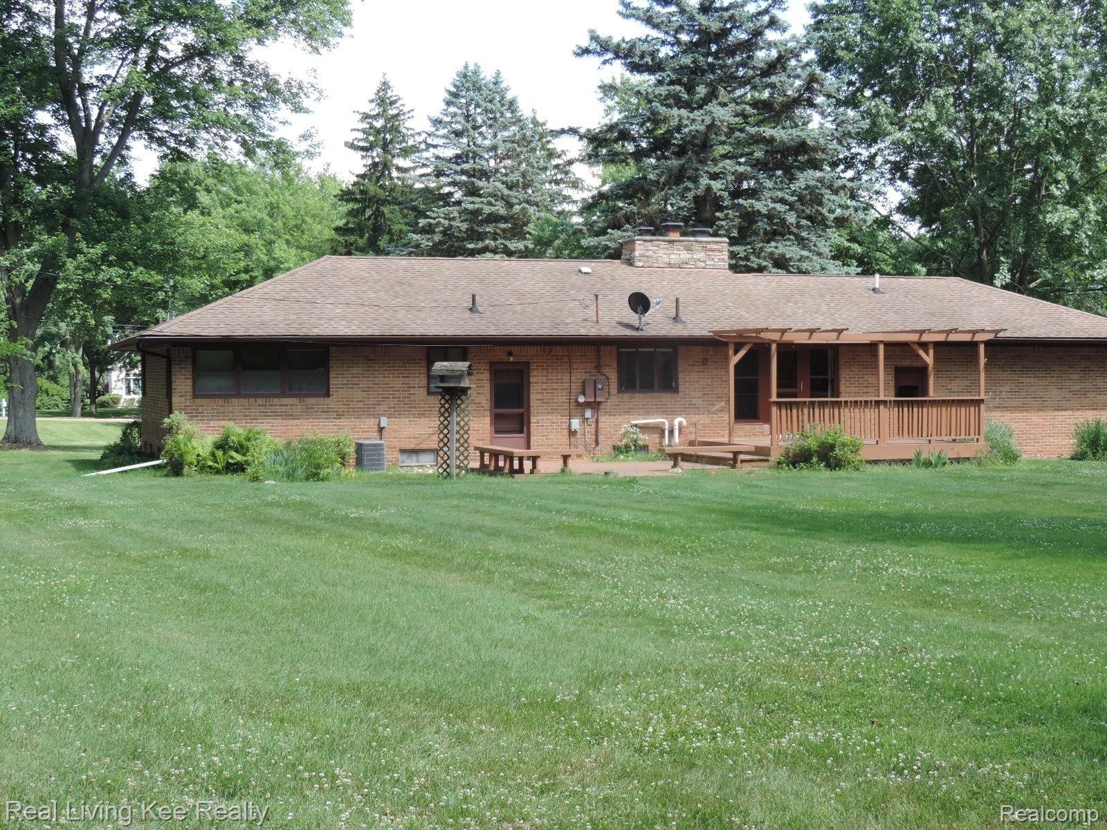 1174 Avon Circle West Rochester, MI 48309 - Photo 9 of 29 DSCN3540.JPG