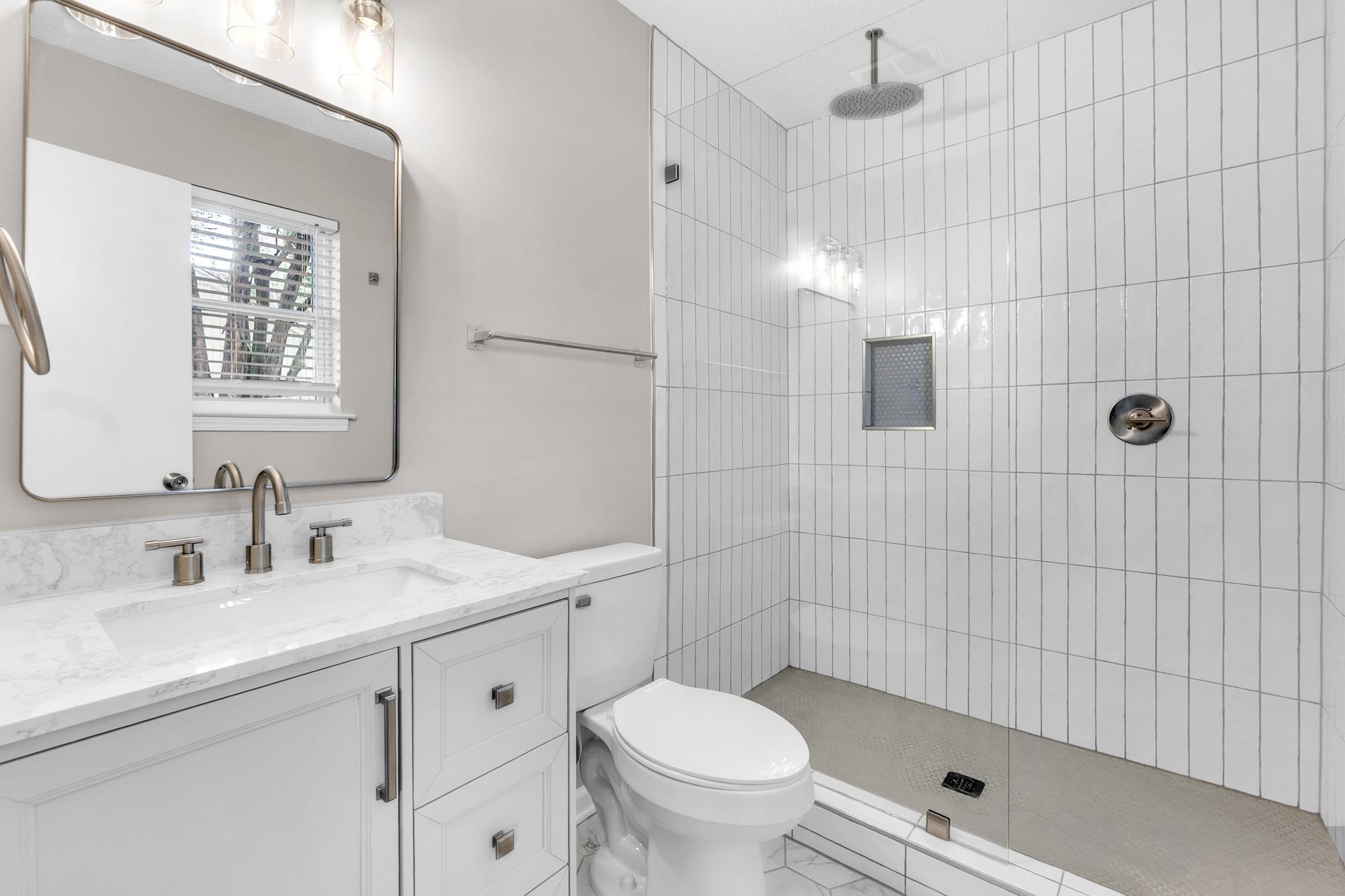 2556 Lynnfield Road Memphis, TN 38119 - Photo 7 of 24 Bathroom with tiled shower and vanity