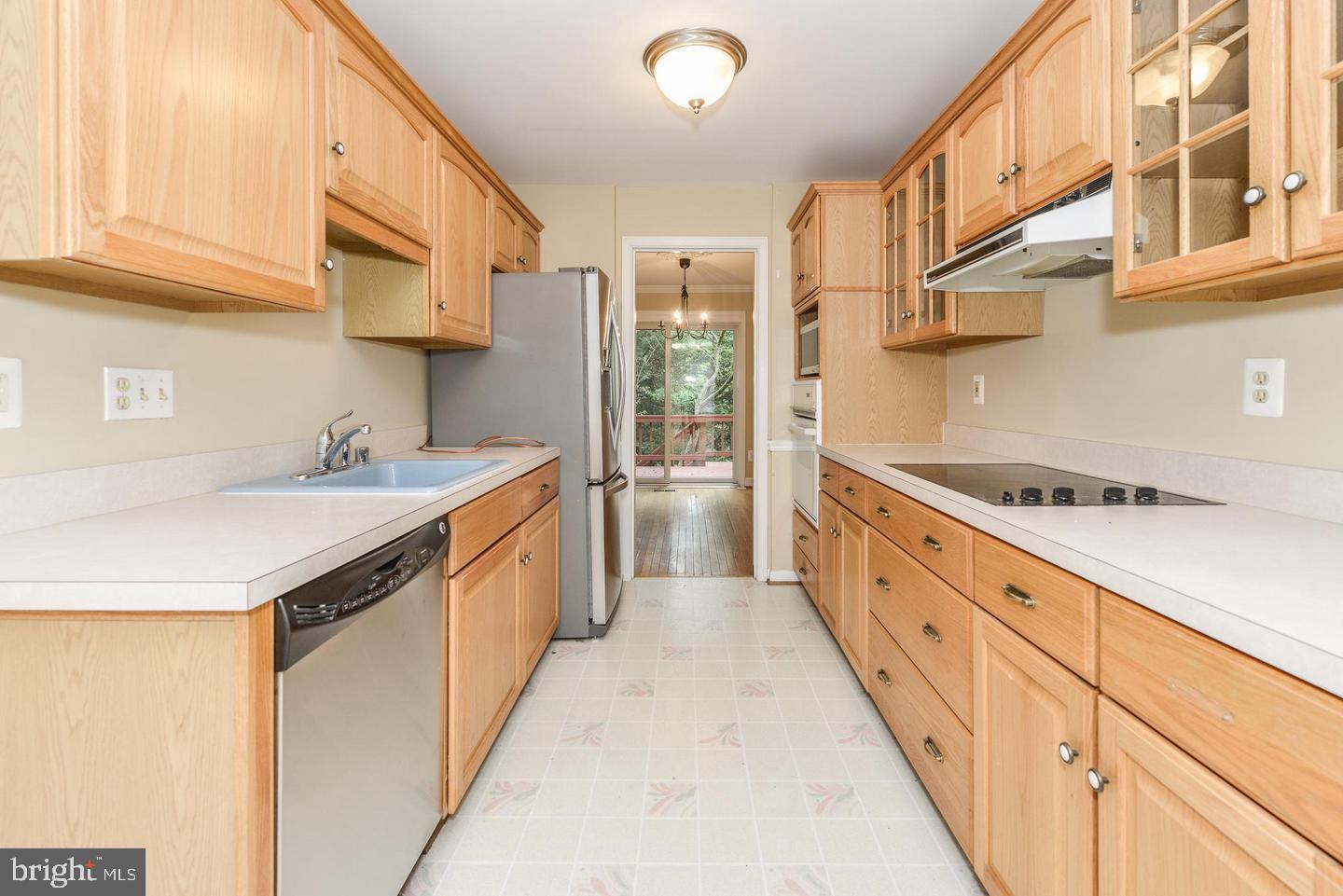 1860 Golf View Court Reston, VA 20190 - Photo 5 of 30 Gallery Image 5