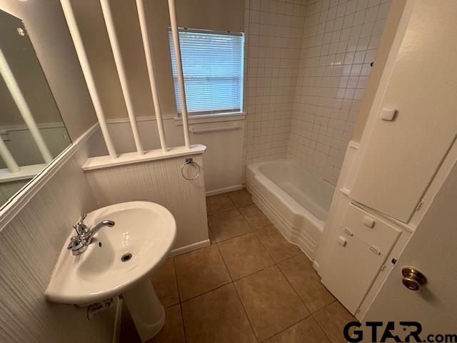 3023 Mistletoe Circle Tyler, TX 75701 - Photo 5 of 14 a bathroom with a sink a toilet and bathtub