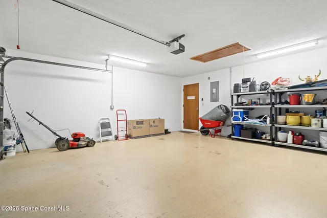 en empty room with windows and ceiling fan