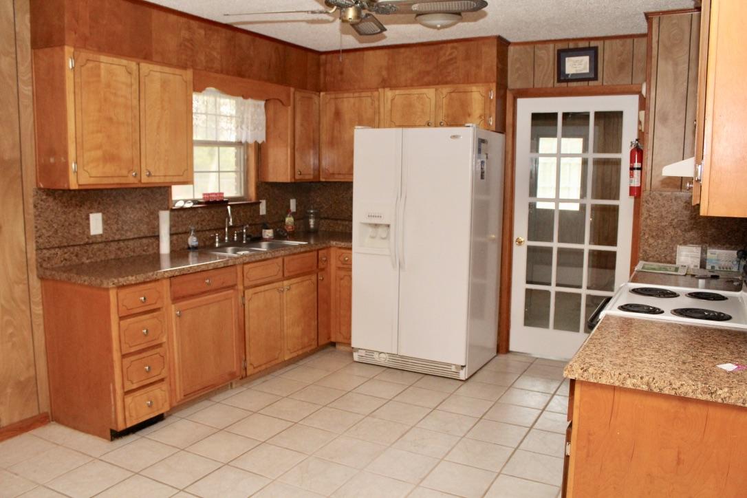 185 Smith Road DeFuniak Springs, FL 32433 - Photo 4 of 13 kitchen