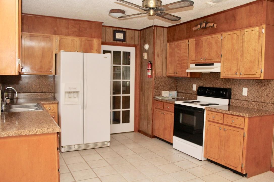185 Smith Road DeFuniak Springs, FL 32433 - Photo 5 of 13 kitchen