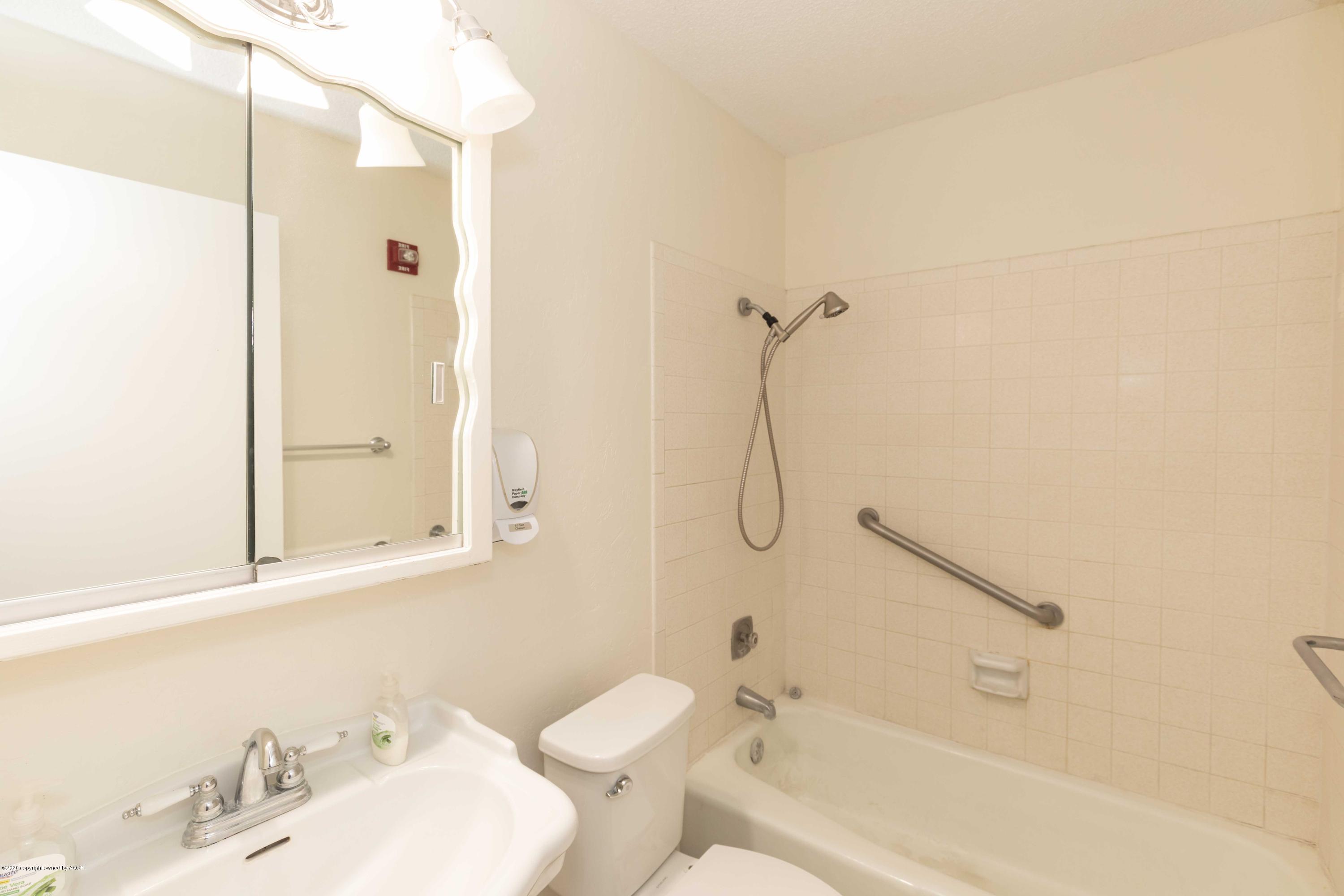 5719 South Fannin Street Amarillo, TX 79110 - Photo 34 of 39 BATHROOM 2 VIEW 1