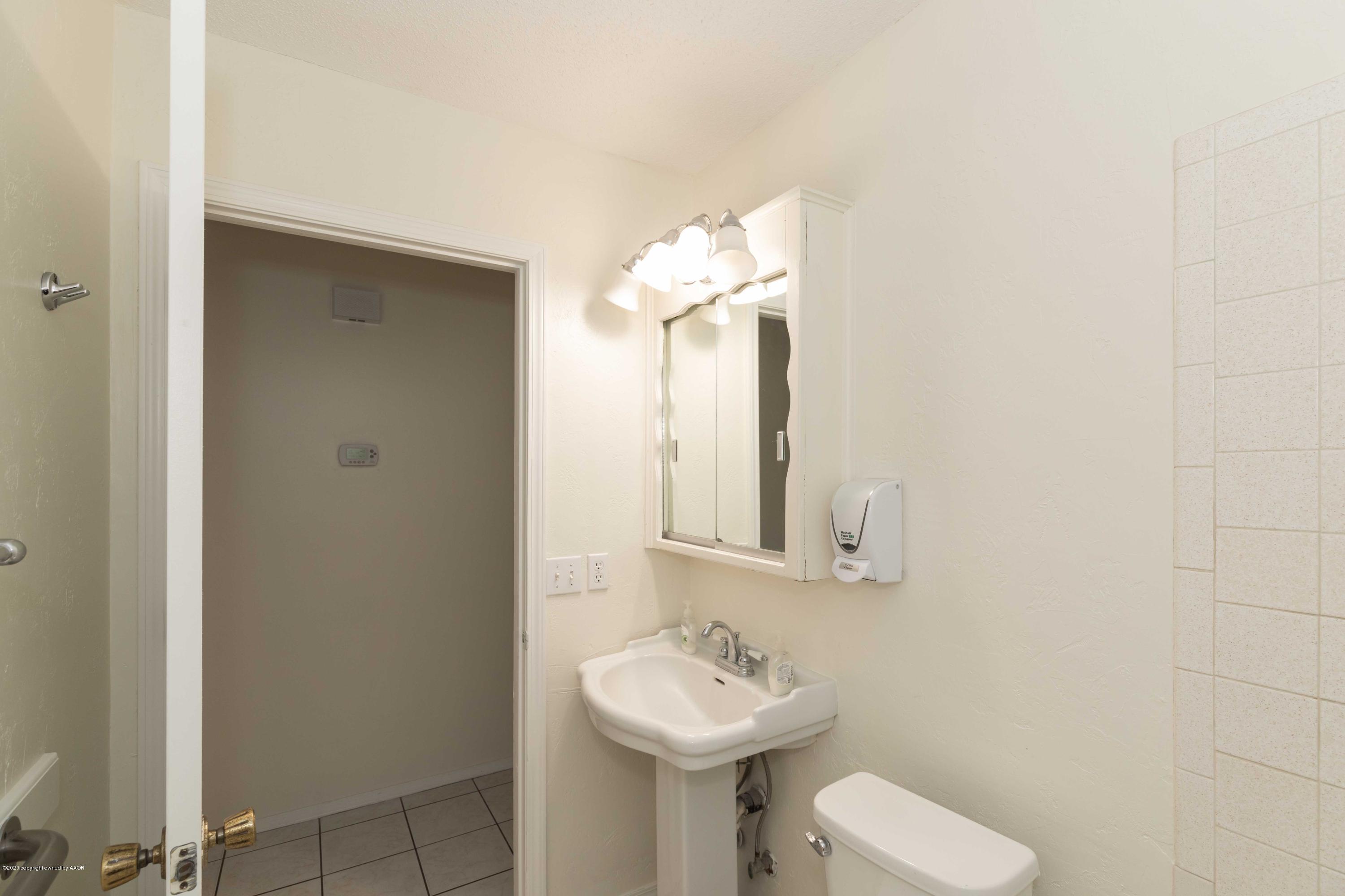 5719 South Fannin Street Amarillo, TX 79110 - Photo 35 of 39 BATHROOM 2 VIEW 2