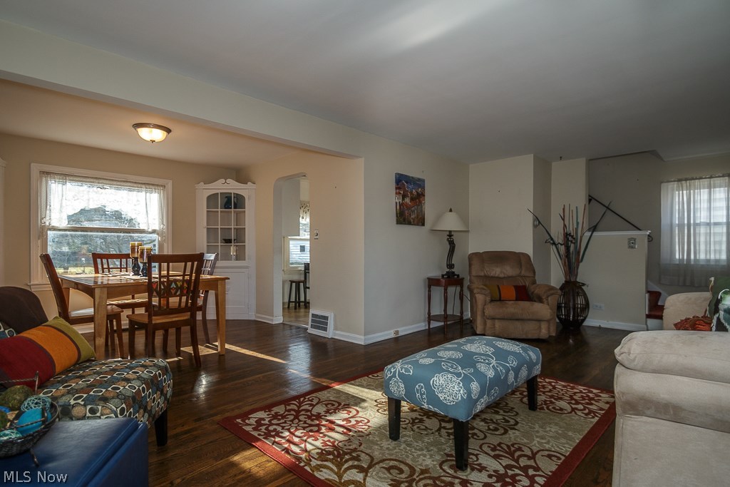 4502 Laurel Road Cleveland, OH 44121 - Photo 3 of 31