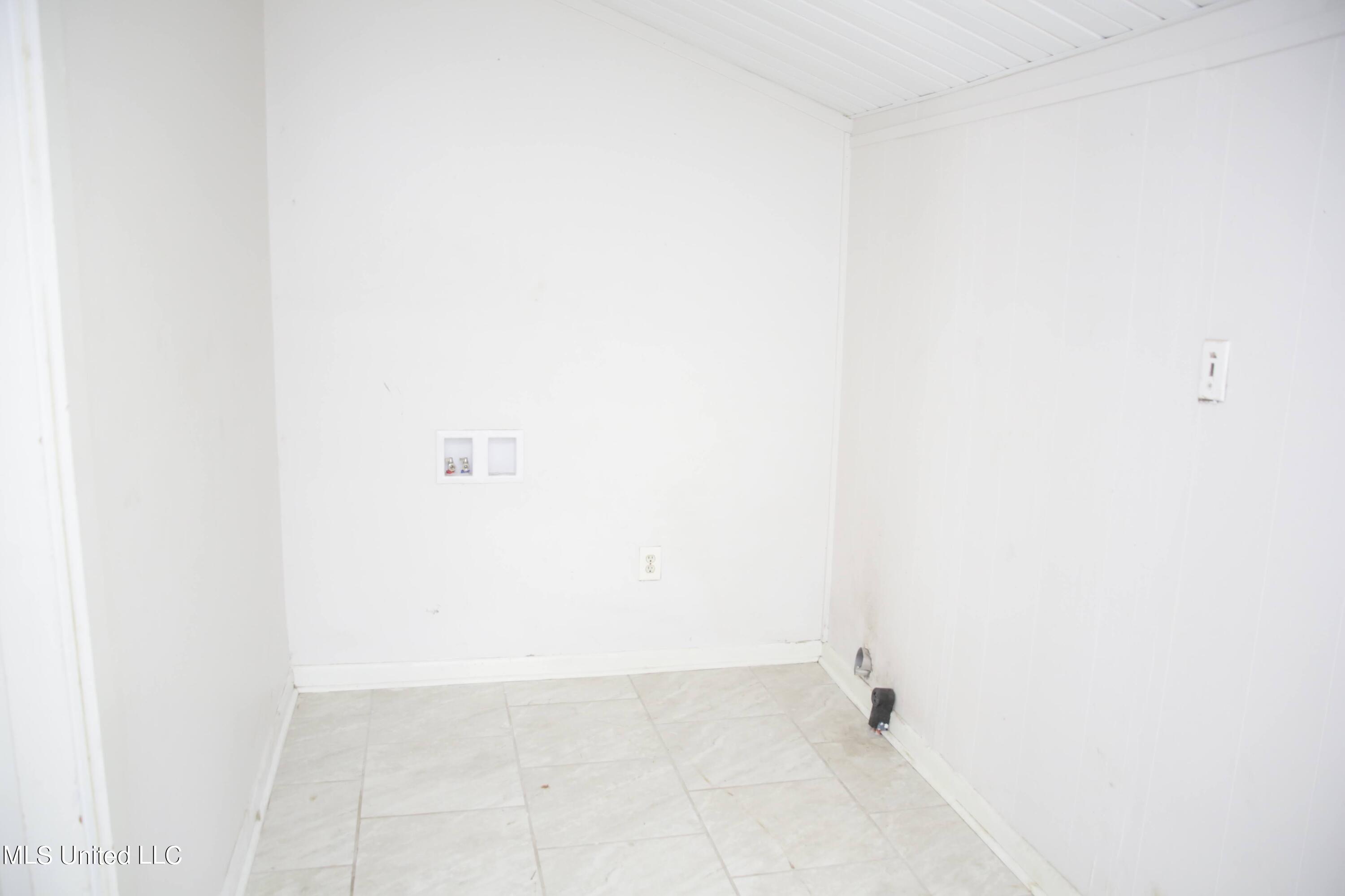 6632 South Siwell Road Jackson, MS 39212 - Photo 11 of 11 Laundry room