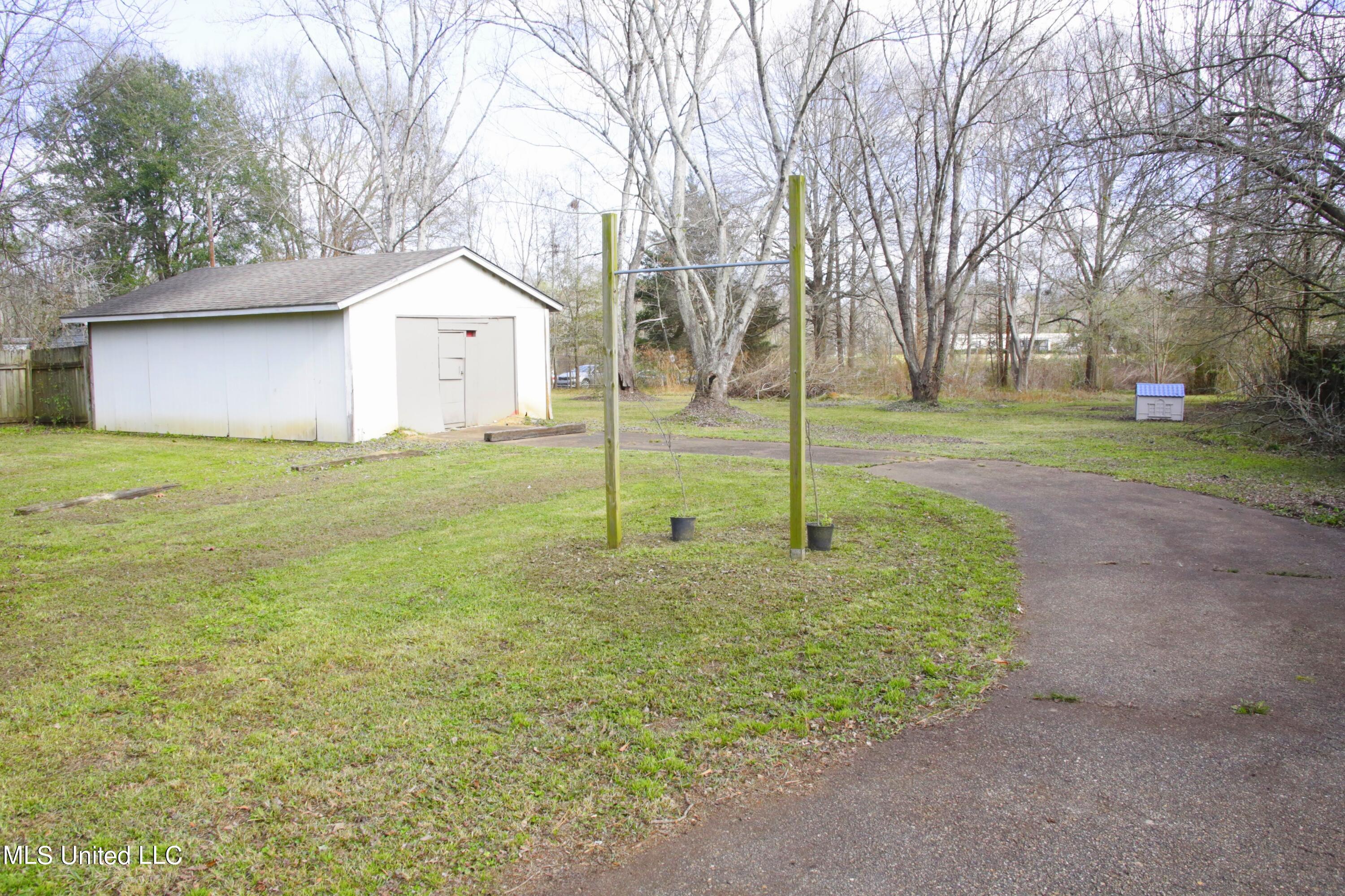 6632 South Siwell Road Jackson, MS 39212 - Photo 3 of 11 Driveway