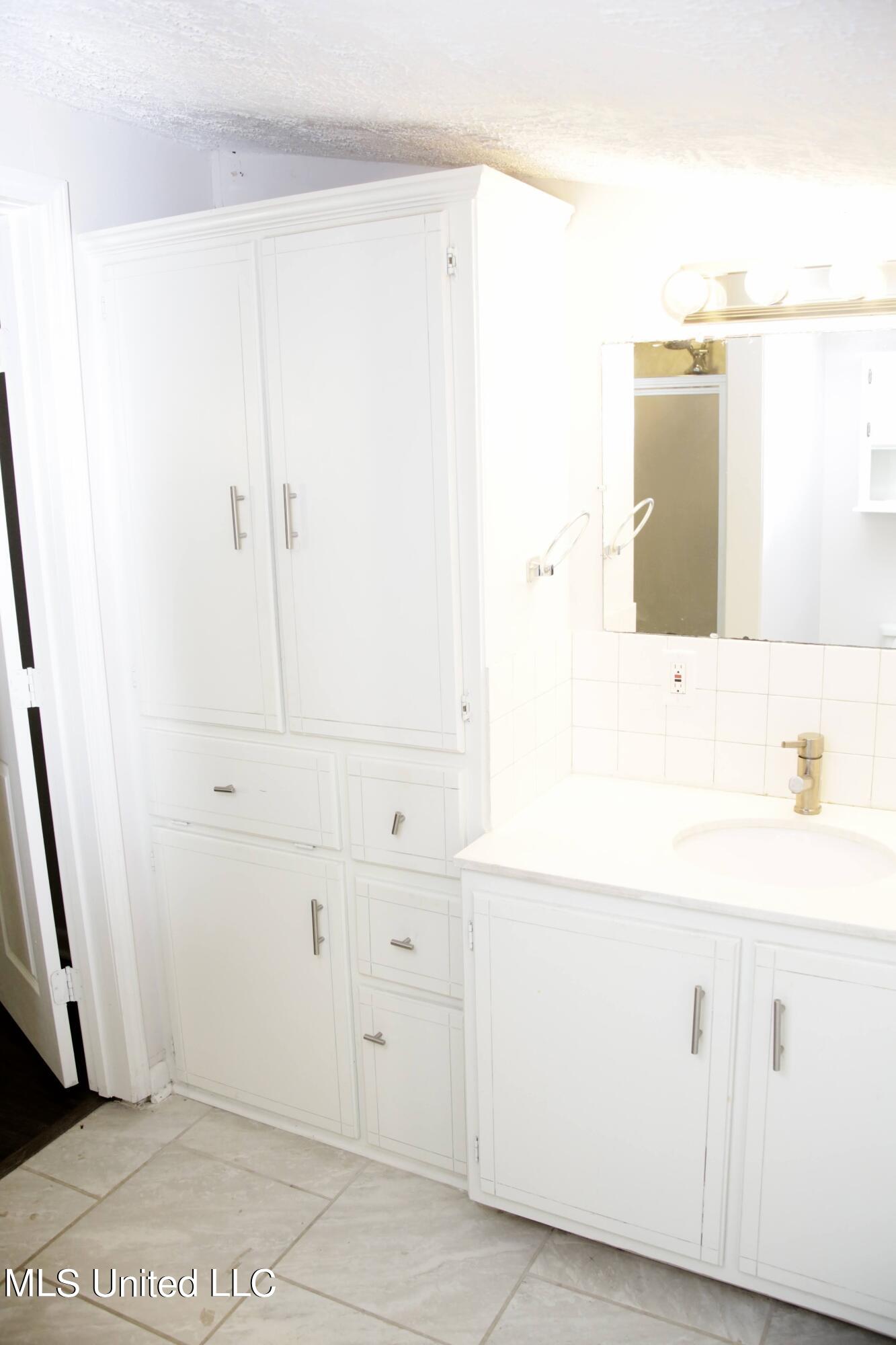 6632 South Siwell Road Jackson, MS 39212 - Photo 10 of 11 Bathroom