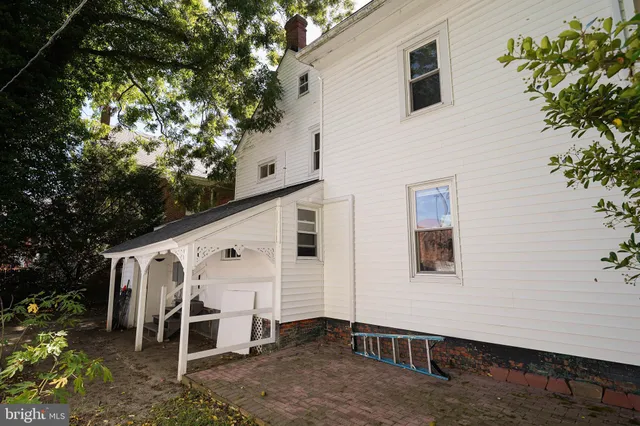 a view of a house with backyard