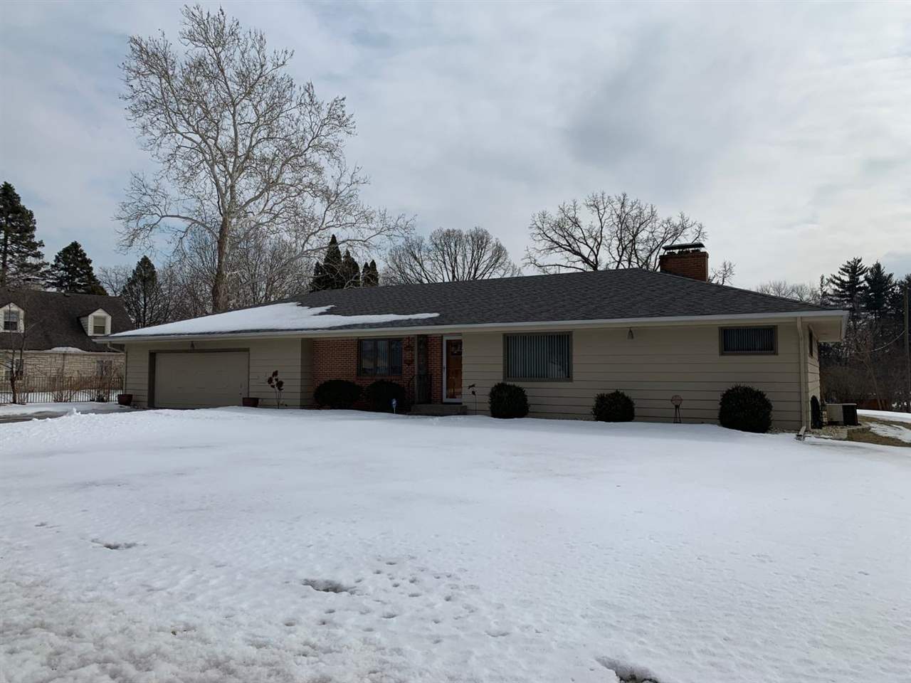3421 North View Road Rockford, IL 61107 - Photo 1 of 24 a front view of house with a yard