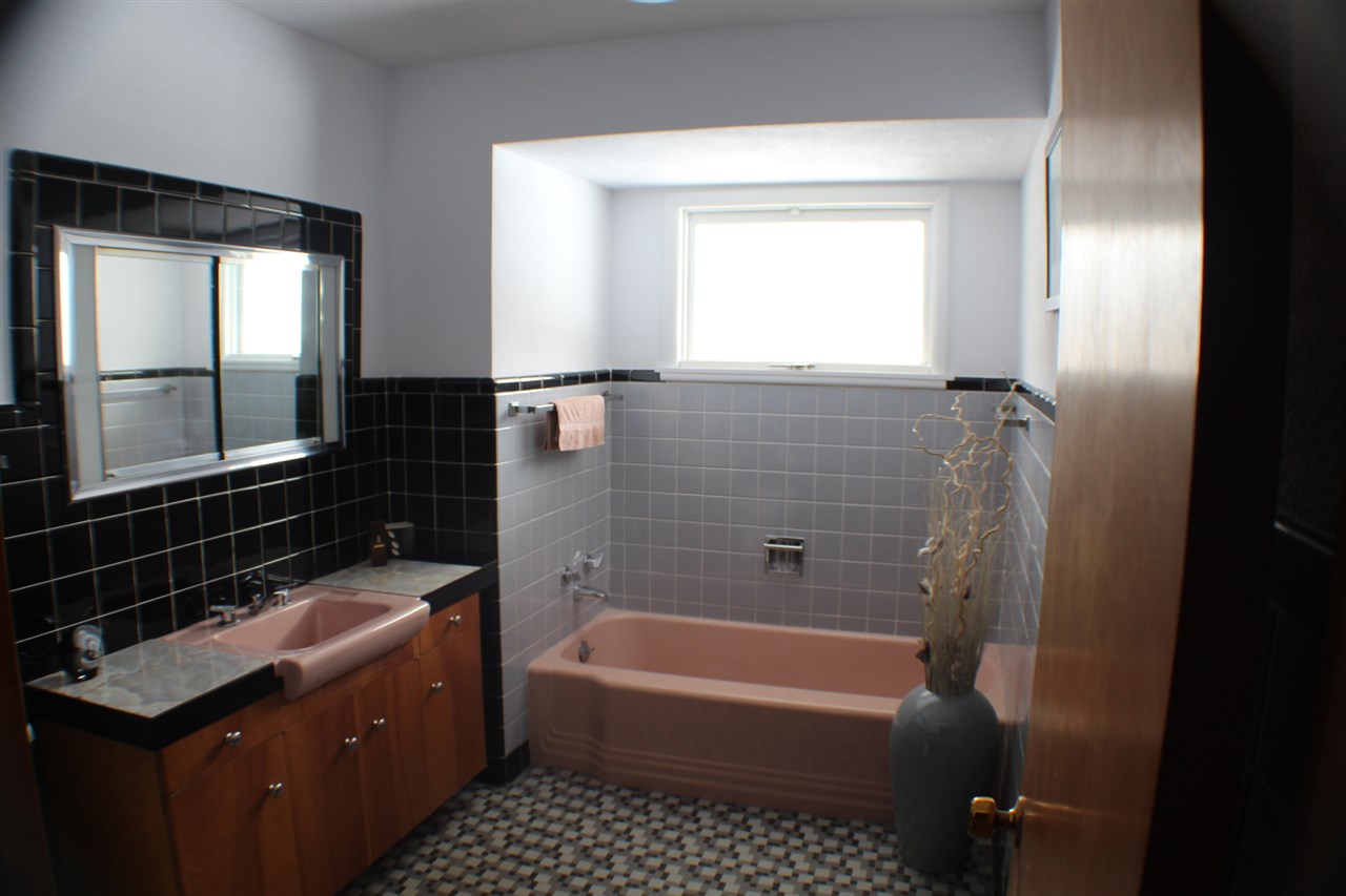 3421 North View Road Rockford, IL 61107 - Photo 12 of 24 a bathroom with a bathtub sink vanity and mirror
