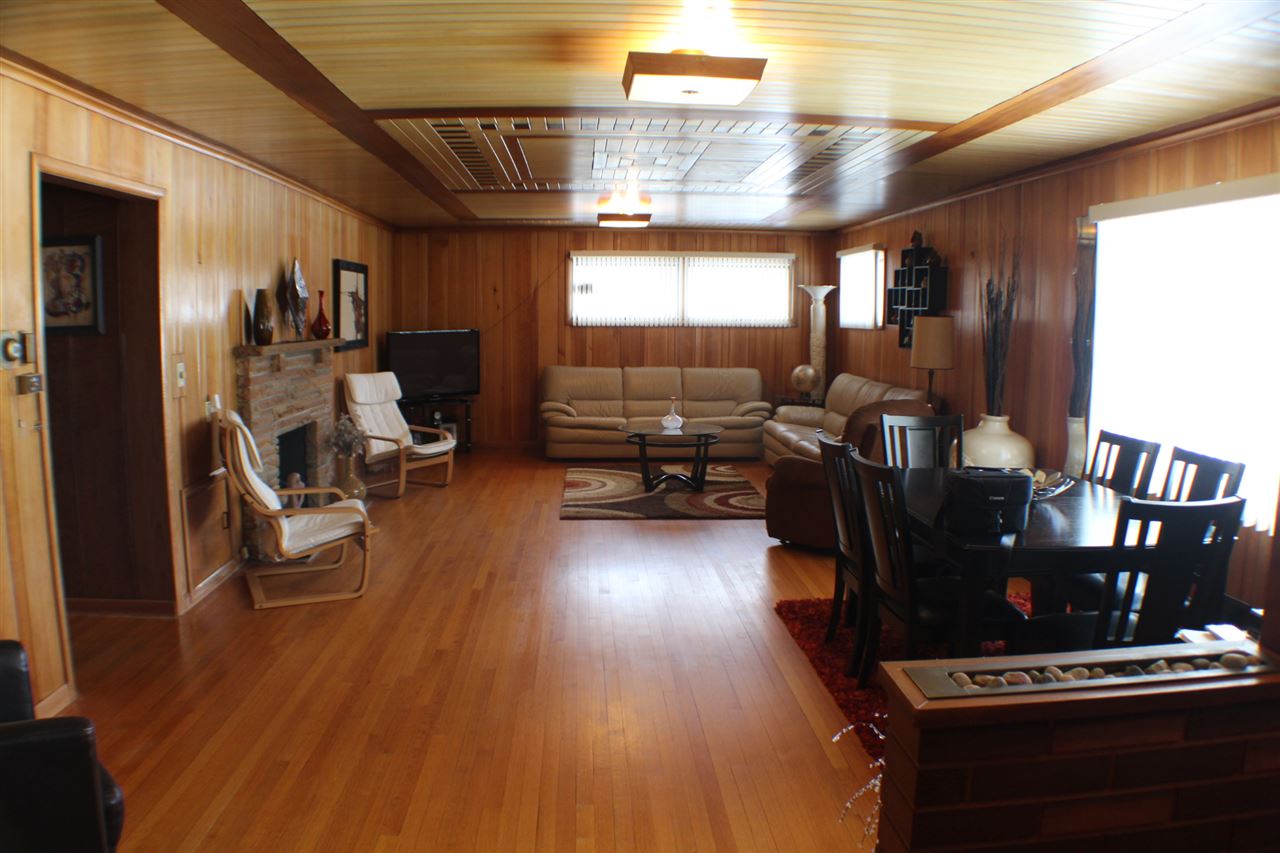 3421 North View Road Rockford, IL 61107 - Photo 5 of 24 a living room with furniture and wooden floor