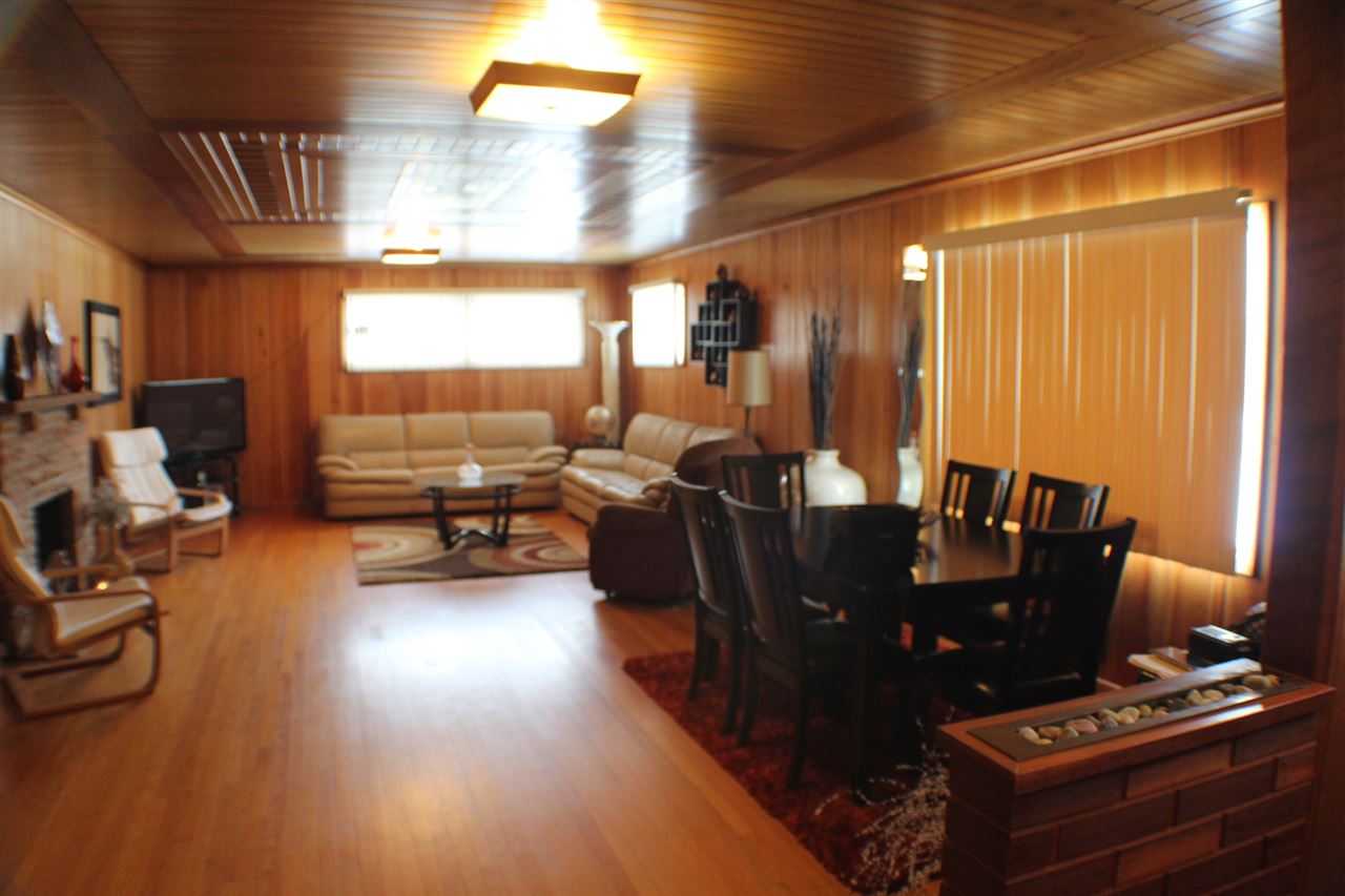 3421 North View Road Rockford, IL 61107 - Photo 6 of 24 a living room with furniture and a window