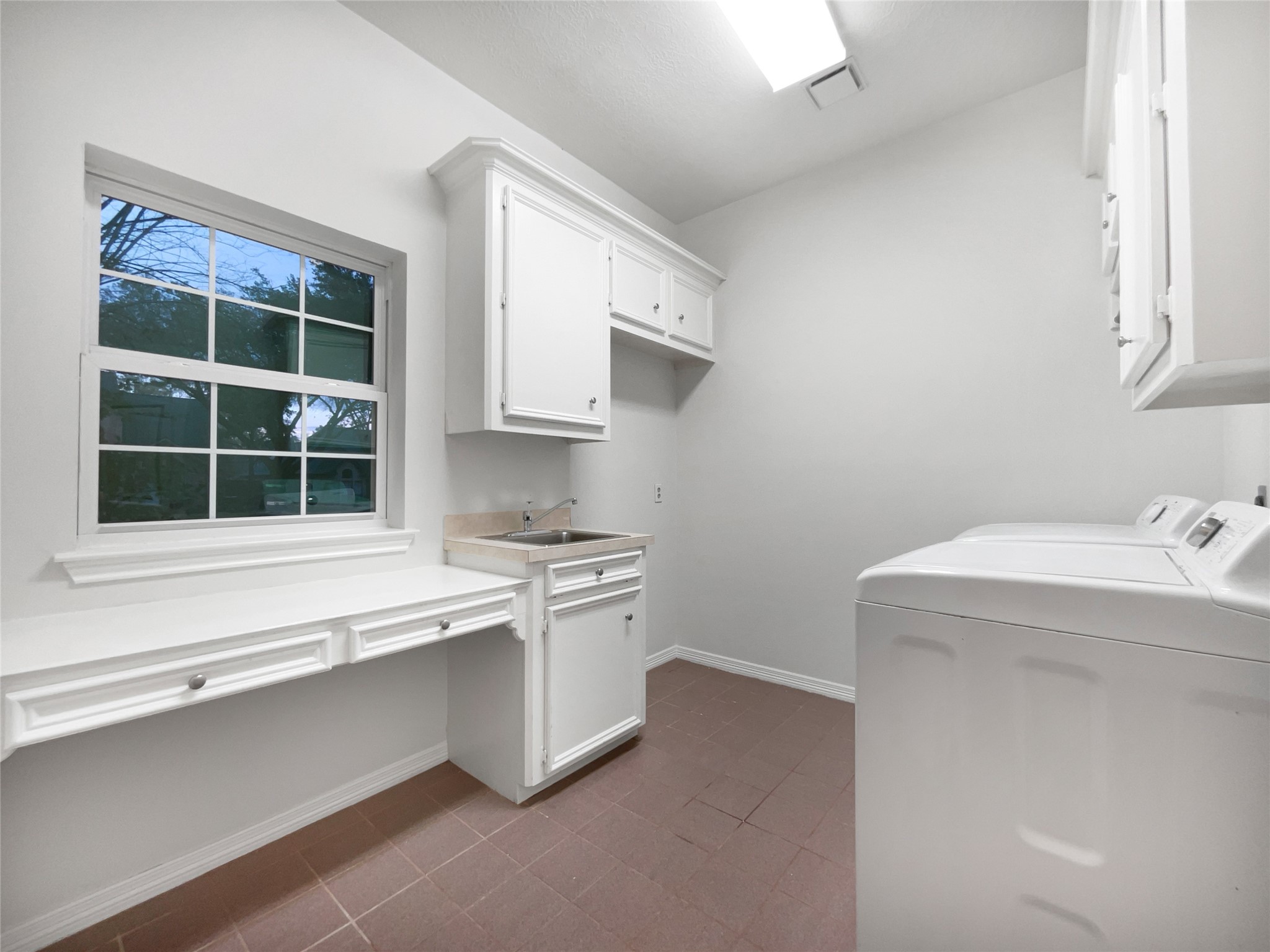 6107 Hampton Way Court Spring, TX 77389 - Photo 15 of 22 a kitchen with a sink stove and cabinets