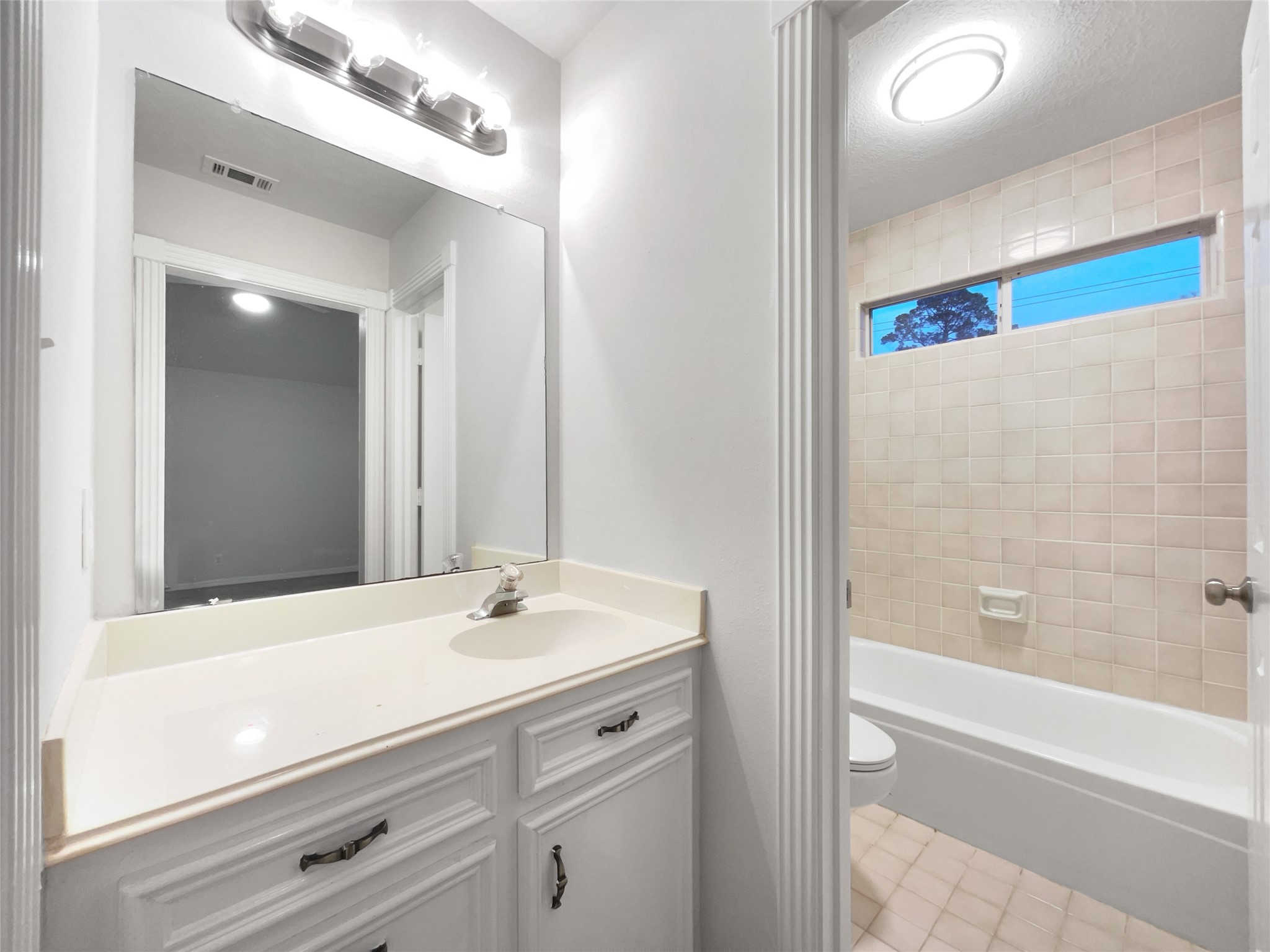 6107 Hampton Way Court Spring, TX 77389 - Photo 17 of 22 a bathroom with a bathtub and a sink