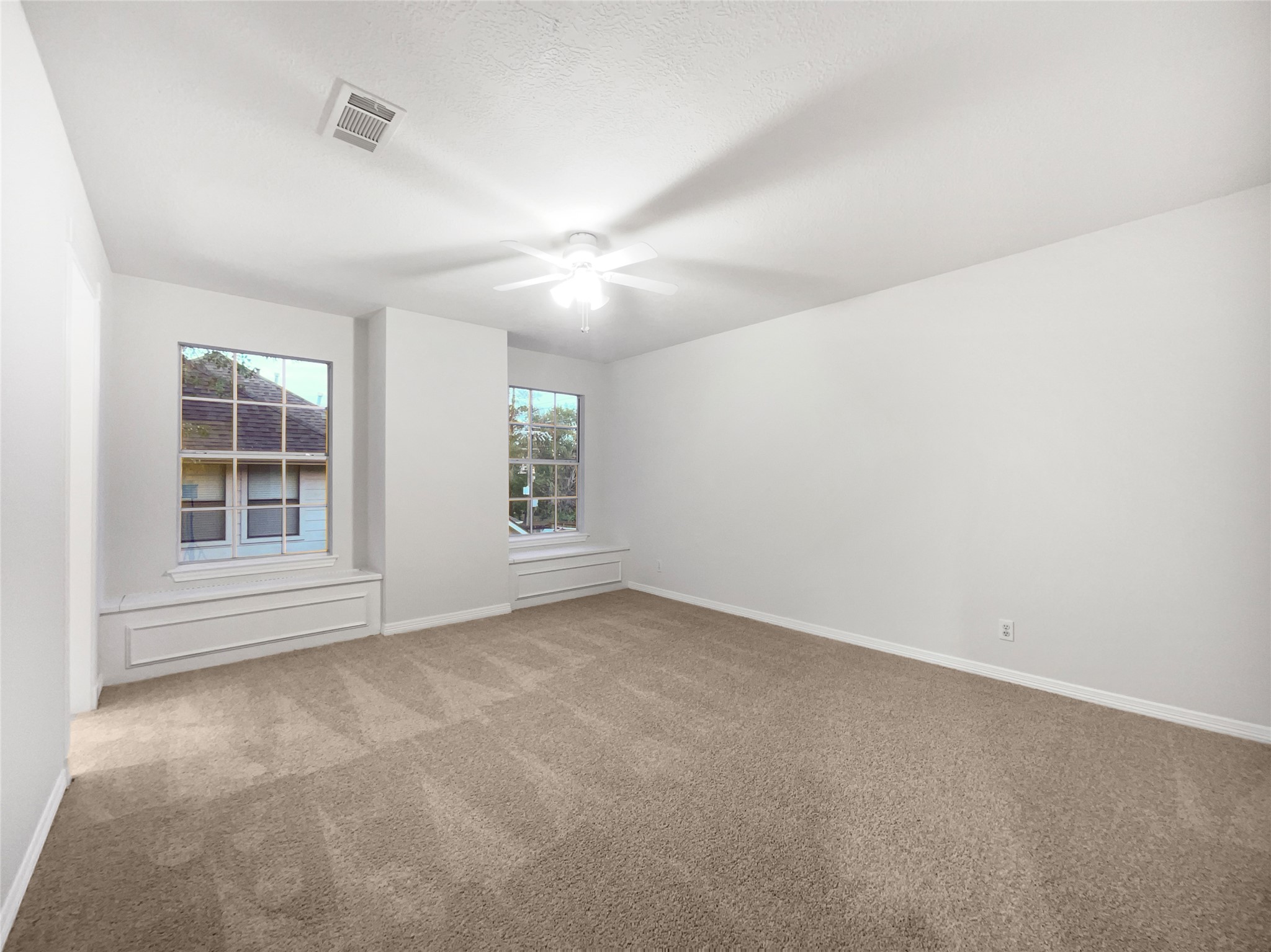 6107 Hampton Way Court Spring, TX 77389 - Photo 20 of 22 an empty room with windows and closet