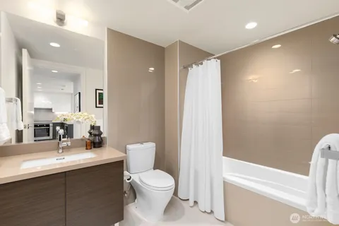 $925,000 | 588 Bell Street, Unit 2102S, Seattle, WA 98121