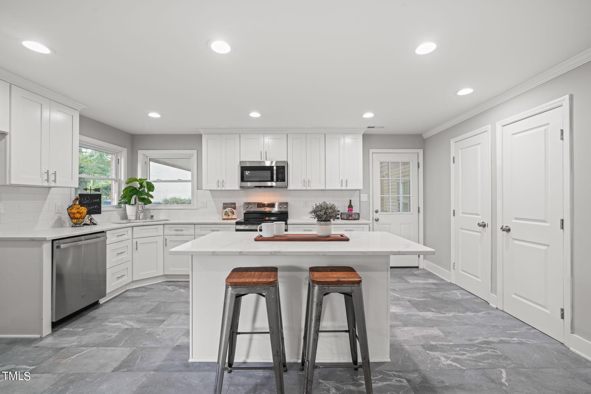2906 Barmettler Street Raleigh, NC 27607 - Photo 6 of 29 10-web-or-mls-DSC00715
