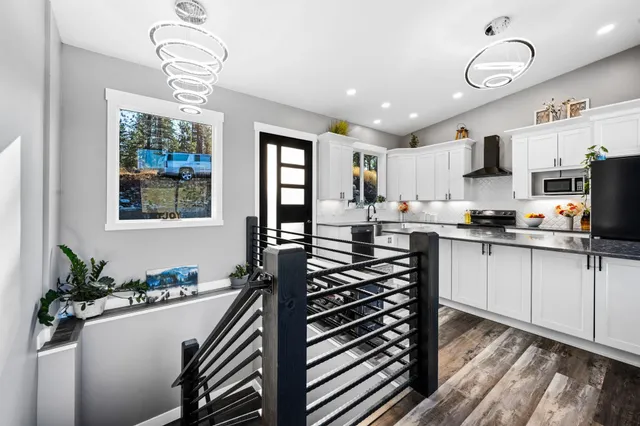 $879,000 | 21125 Byrne Lane, Nine Mile Falls, WA 99026