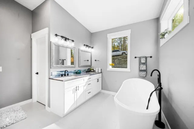 $879,000 | 21125 Byrne Lane, Nine Mile Falls, WA 99026