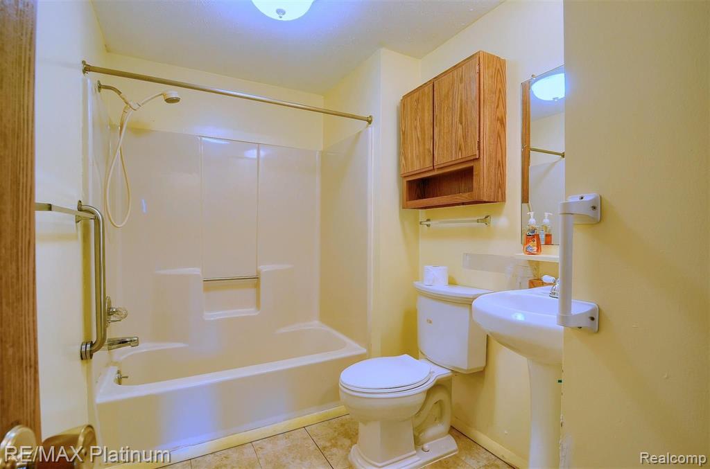240 North Elba Road Lapeer, MI 48446 - Photo 21 of 39