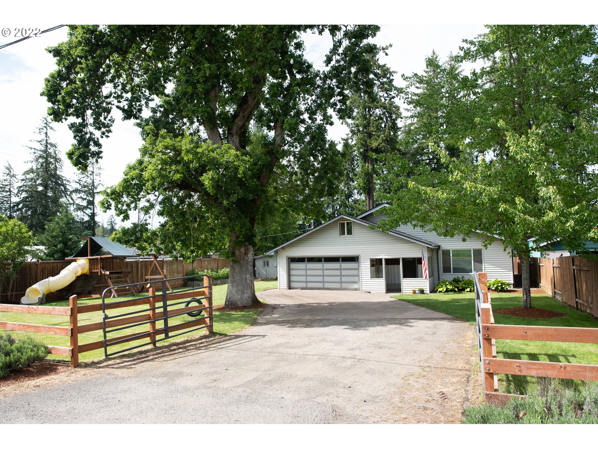 36227 Enterprise Road Creswell, OR 97426 - Photo 2 of 32 a front view of a house with a garden