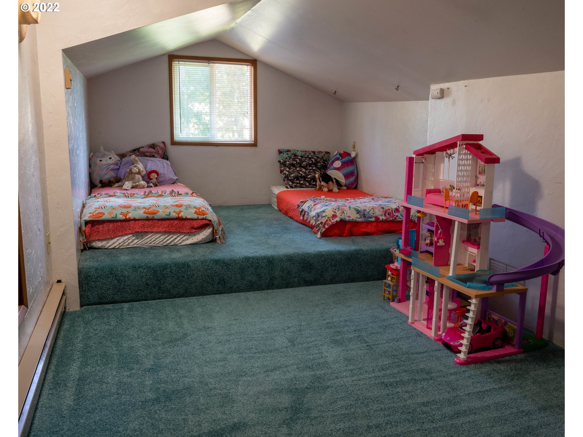 36227 Enterprise Road Creswell, OR 97426 - Photo 22 of 32 a bedroom with bed and a window