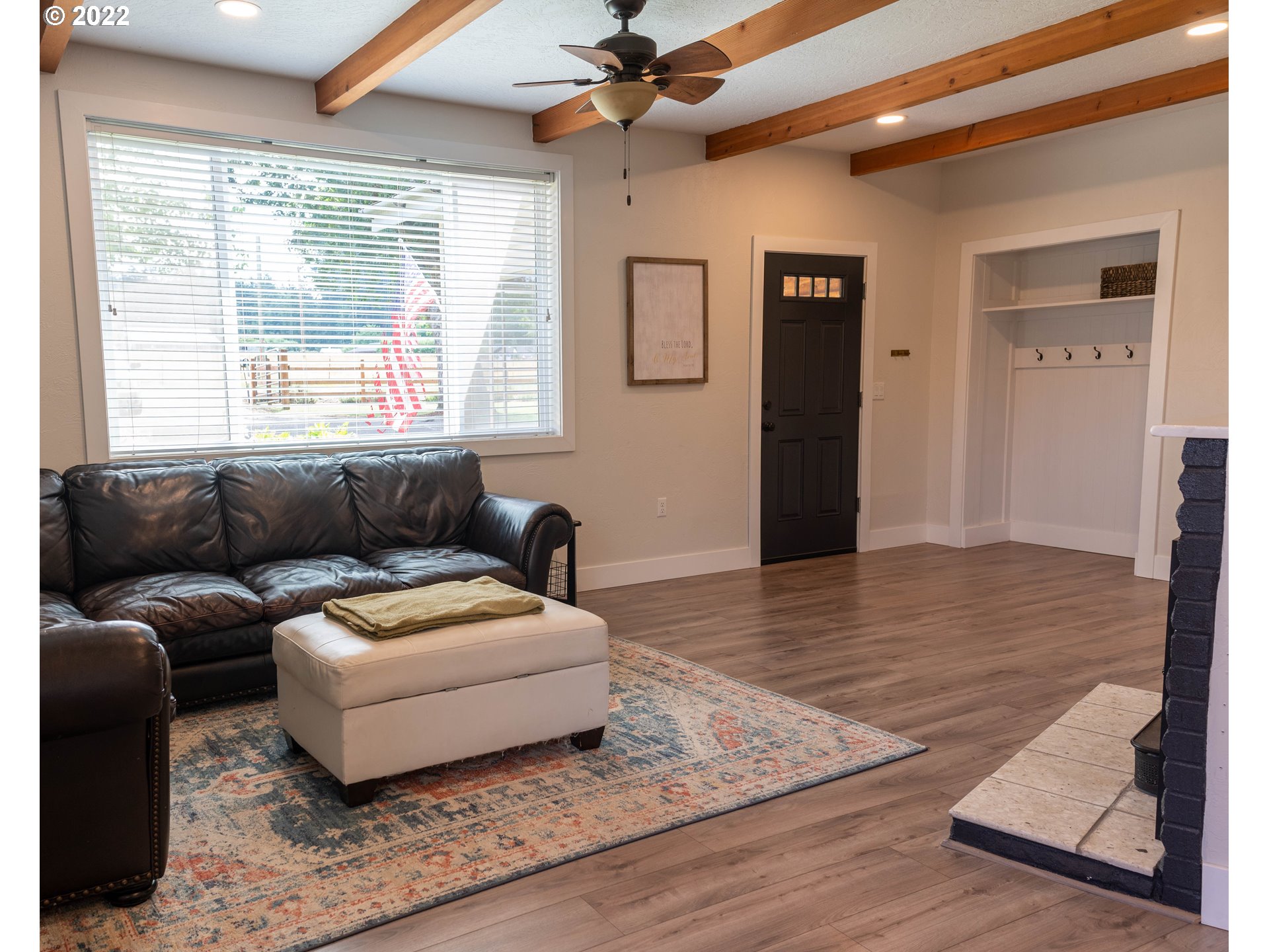 36227 Enterprise Road Creswell, OR 97426 - Photo 4 of 32 a living room with furniture and a window