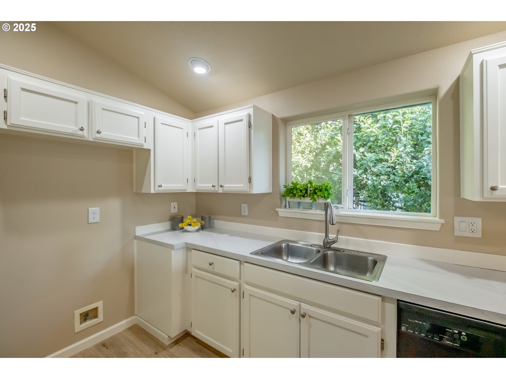 2425 Brown Road Northeast Salem, OR 97305 - Photo 9 of 28 Gallery Image 9