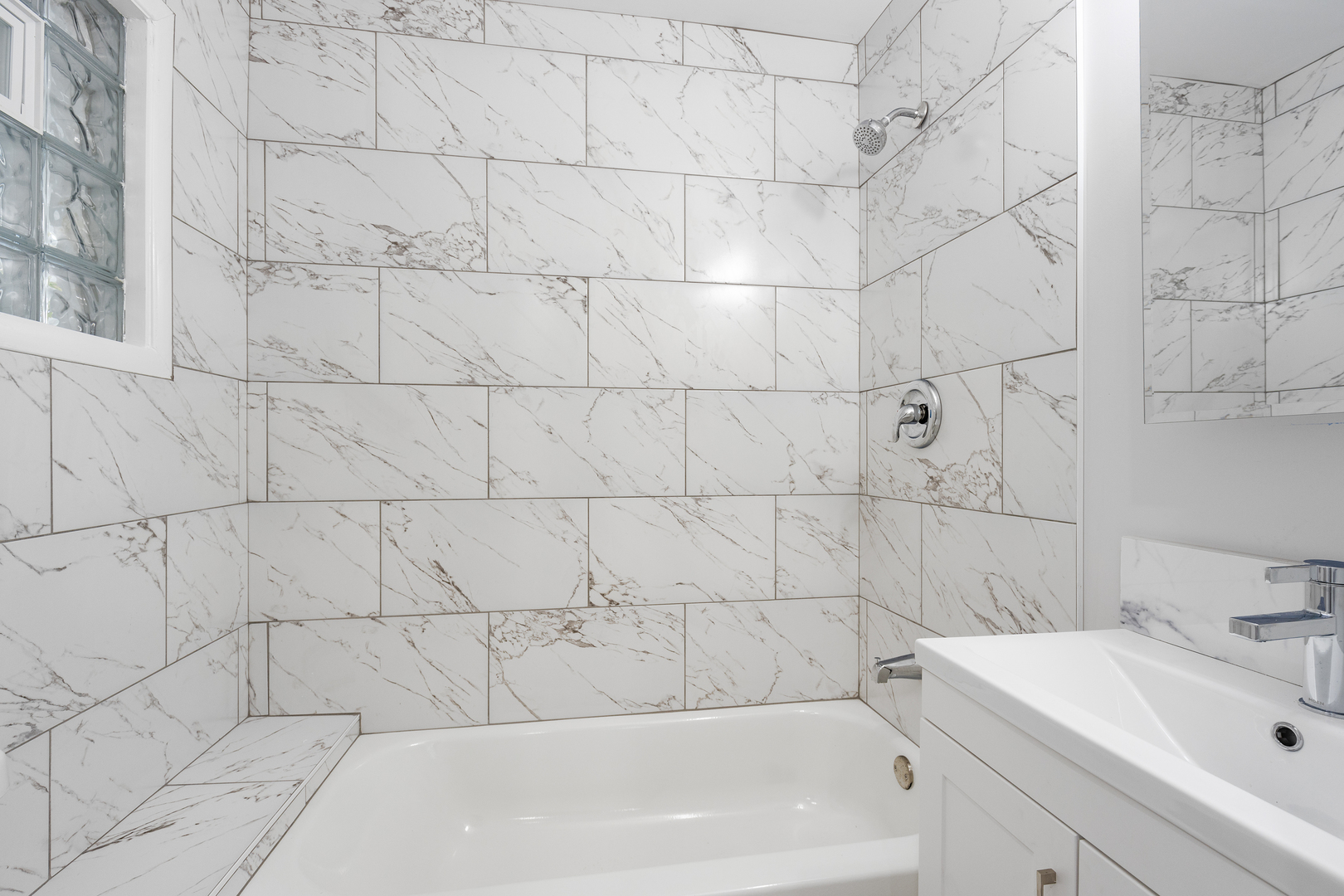 388 Nancy Lane Wheeling, IL 60090 - Photo 15 of 22 a bathroom with a bathtub and sink
