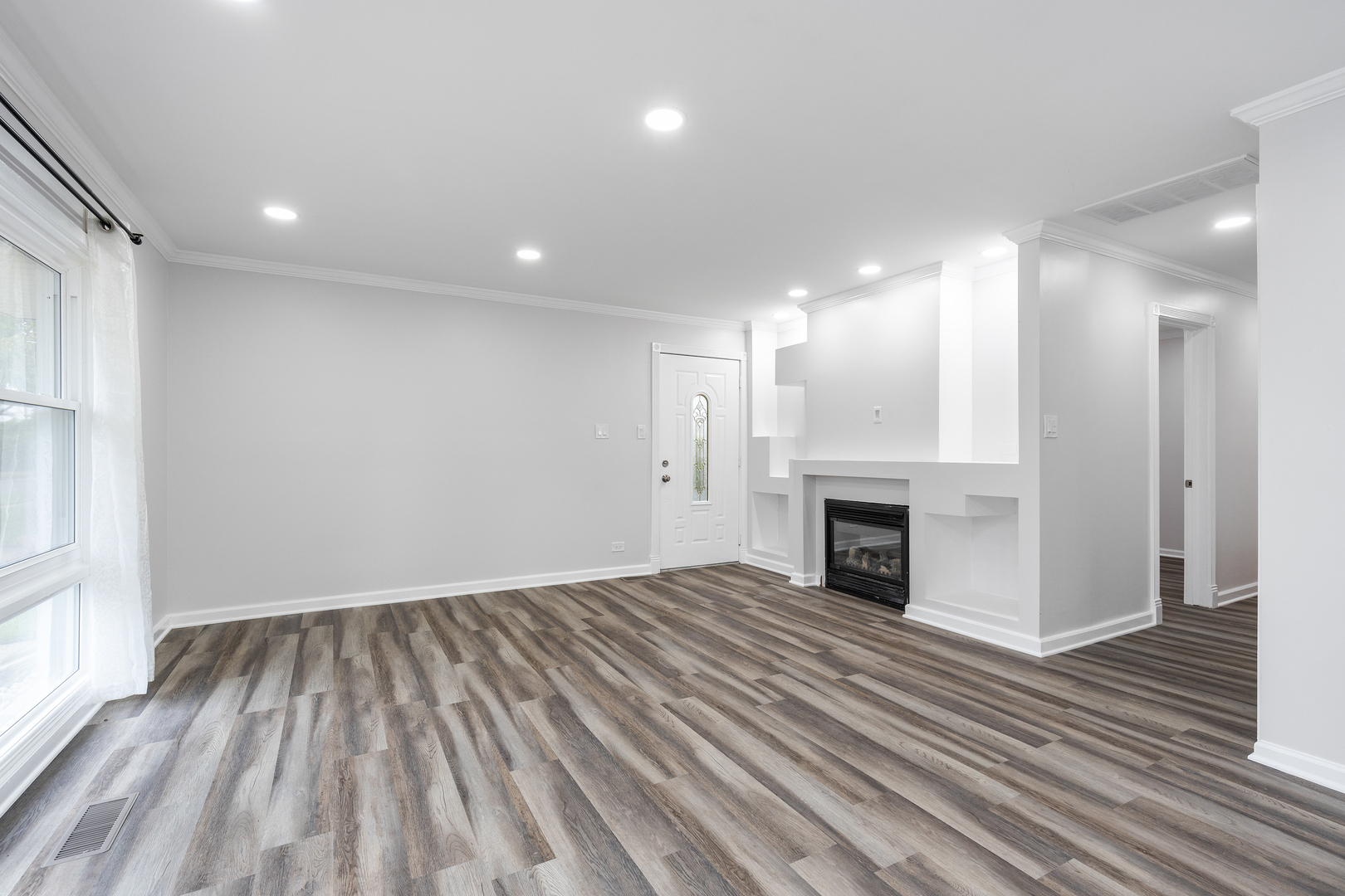 388 Nancy Lane Wheeling, IL 60090 - Photo 3 of 22 a view of a livingroom with a fireplace