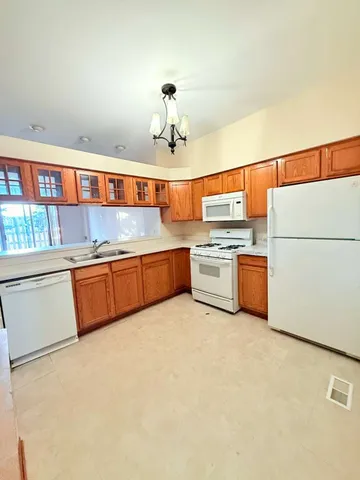 $2,250 | 705 Blossom Court, Naperville, IL 60540