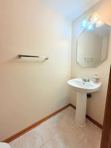 $2,250 | 705 Blossom Court, Naperville, IL 60540